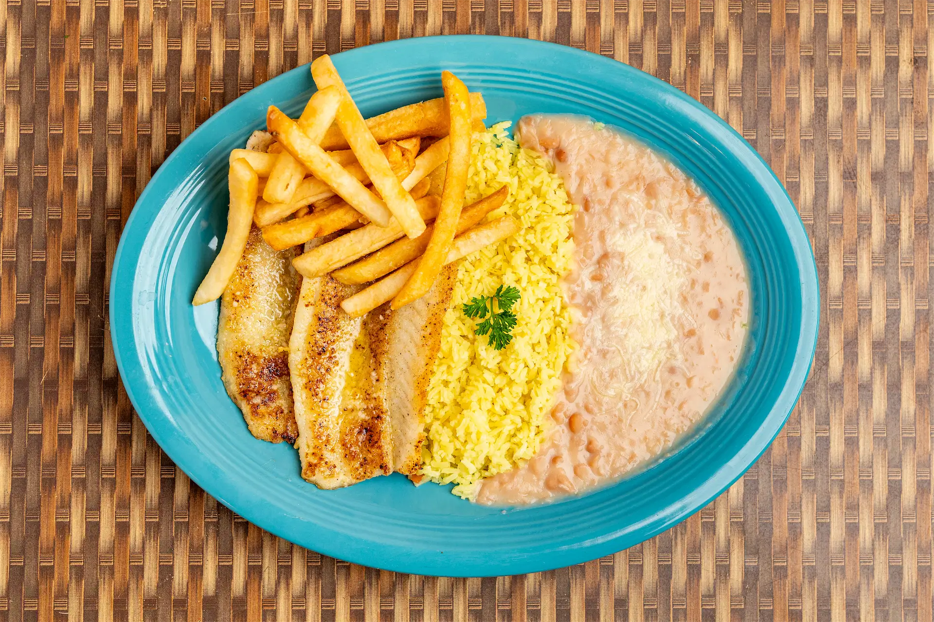 Fillet in Garlic Sauce with French Fries (Filete Al Mojo De Ajo)